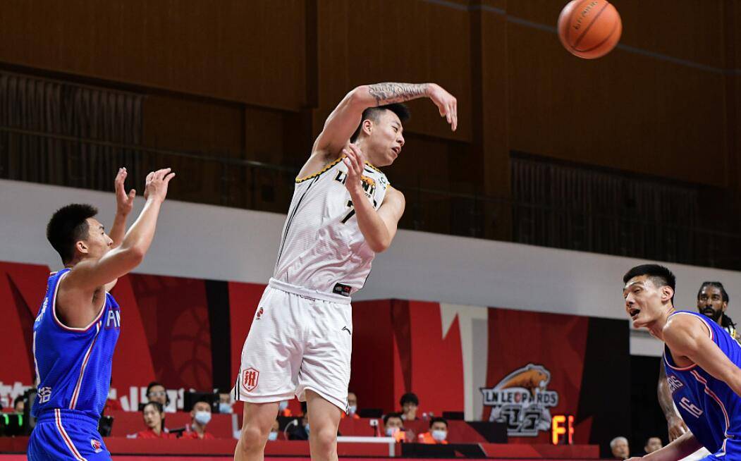  老将复出首秀砍下两双引喝彩