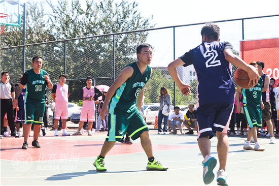  校园篮球联赛开战，清华附中首战告捷