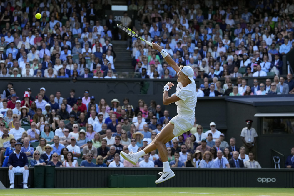  温网决赛巅峰对决，阿尔卡拉斯险胜夺冠