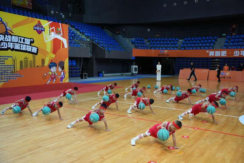  青少年篮球联赛开幕，青春风暴席卷赛场