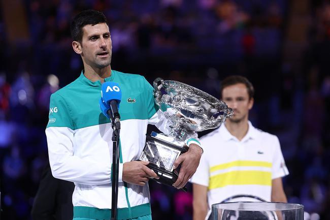  梅德韦杰夫直落三盘卫冕成功