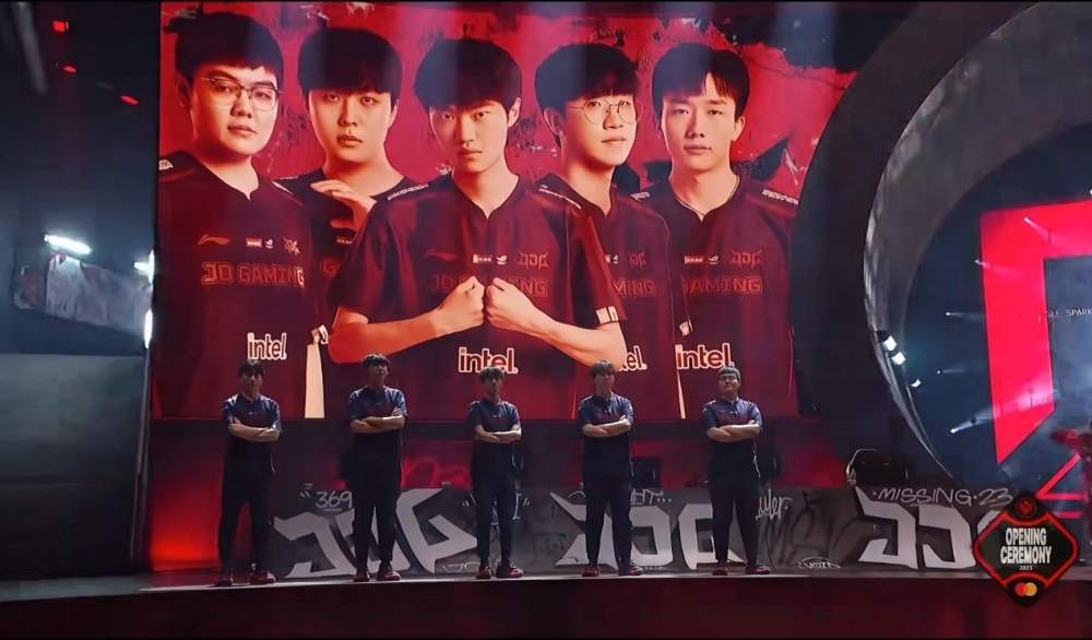  电竞选手日常训练，汗水铸就辉煌战绩